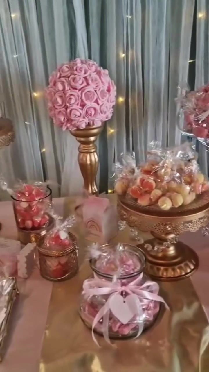 Copa de rosas rosas y dulces sobre mesa dorada