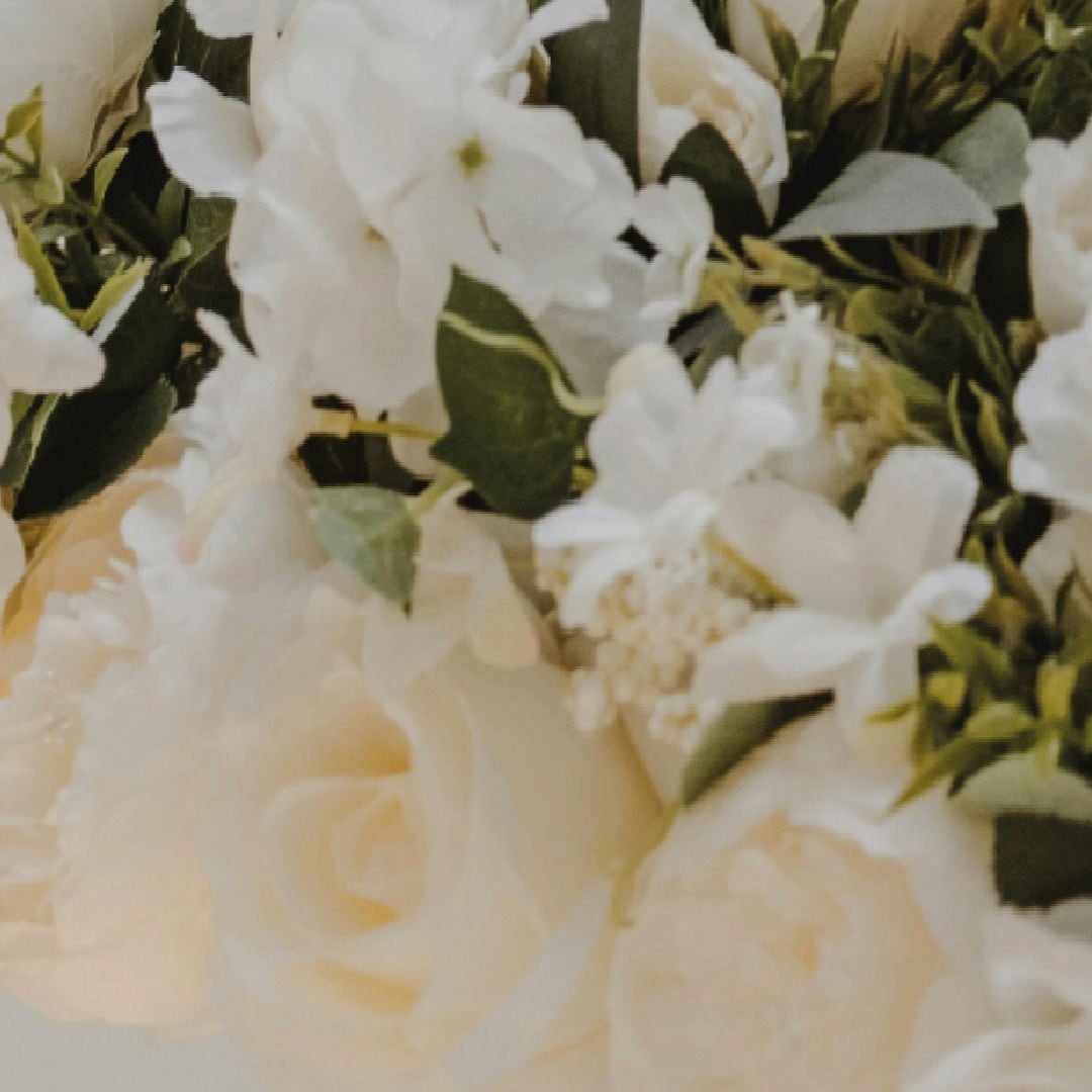 Rosas blancas y flores de jazmín, la imagen de marca de MAIN Eventos